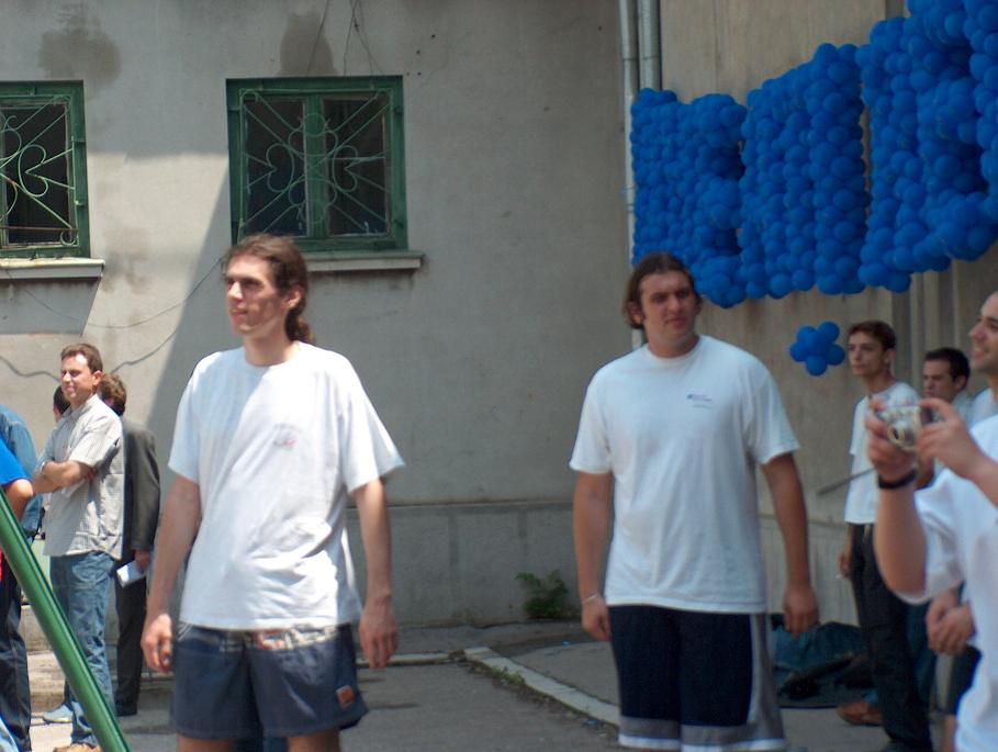 064 Andrei si Augustin cu focus la mijloc.JPG